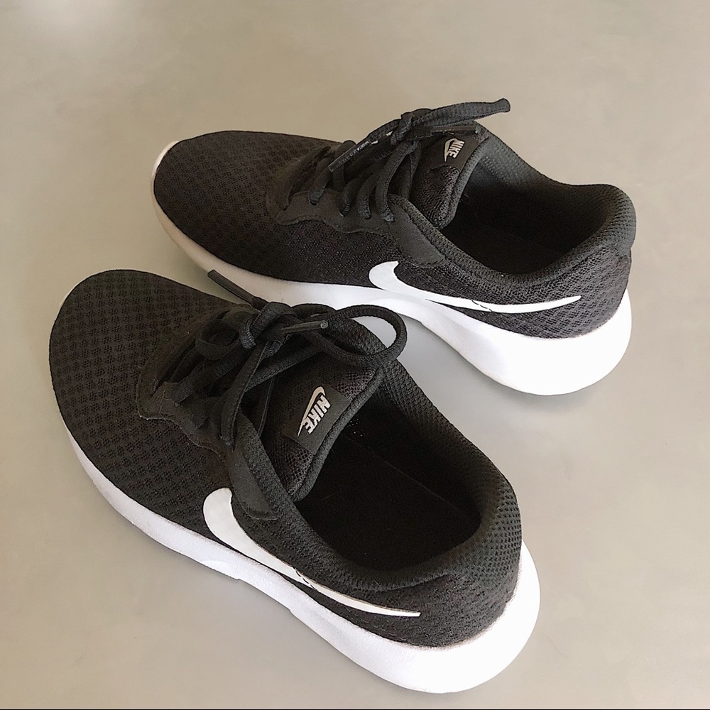 NIKE Women’s Black Sneakers